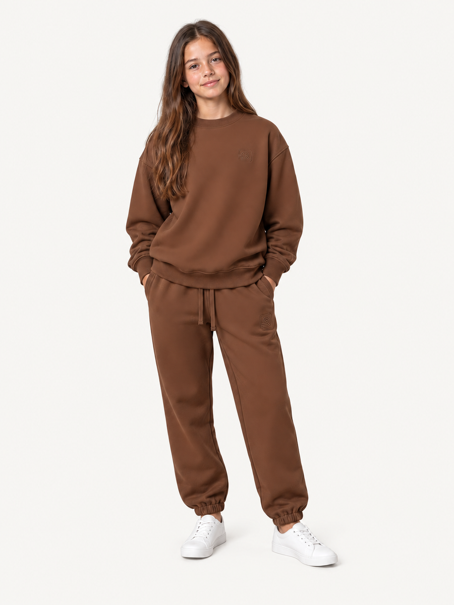 Girls Sweats Brown Model — Sweatshirt and sweatpants · fashion model