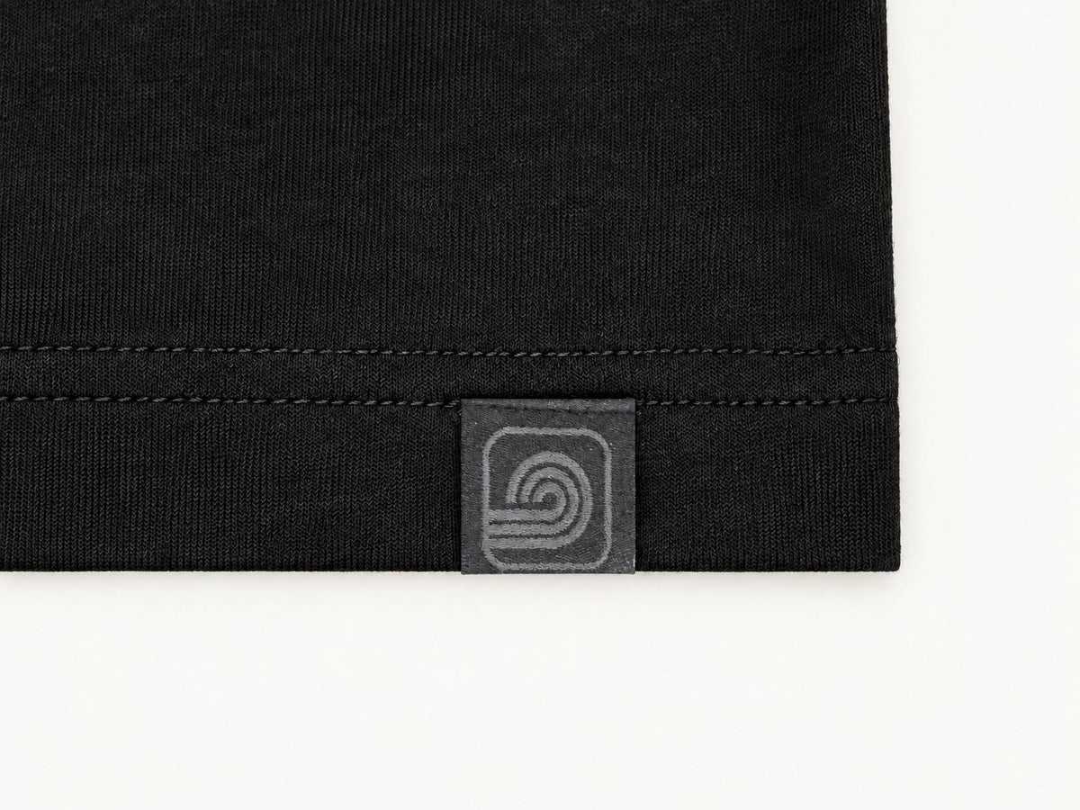 Black Moderni T-shirt horizontal hem detail with original woven emblem