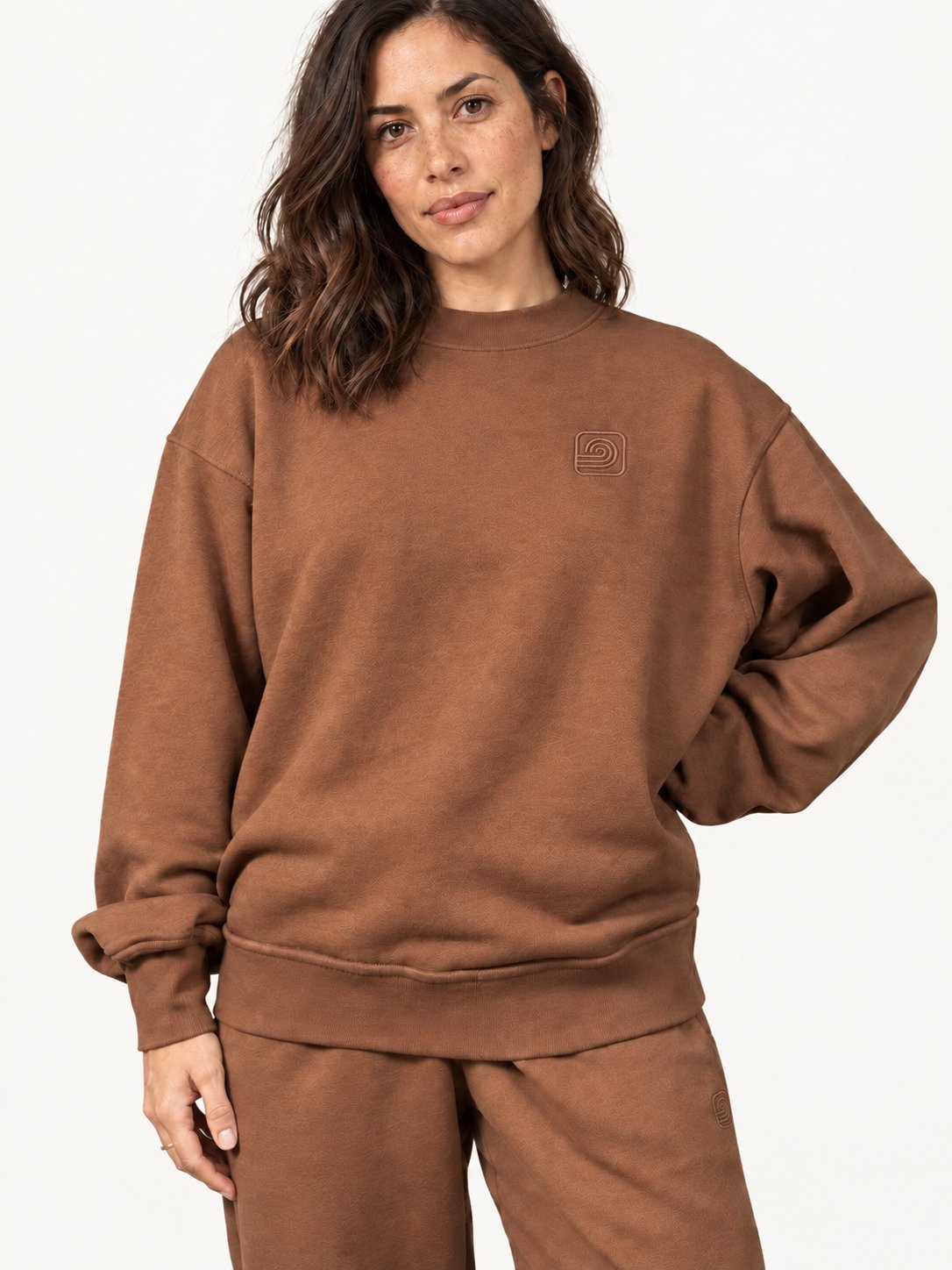 Women's brown Infinitum sweatshirt on fashion model — detail